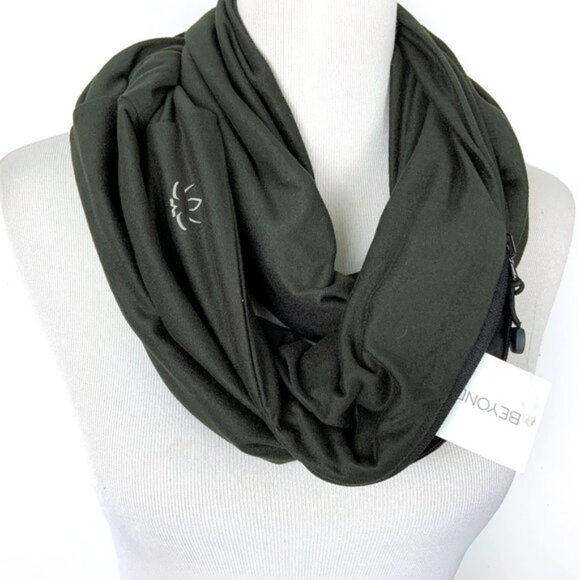 Beyond Yoga Fabfitfun Pocket Infinity Scarf Black NWT - Picture 1 of 2